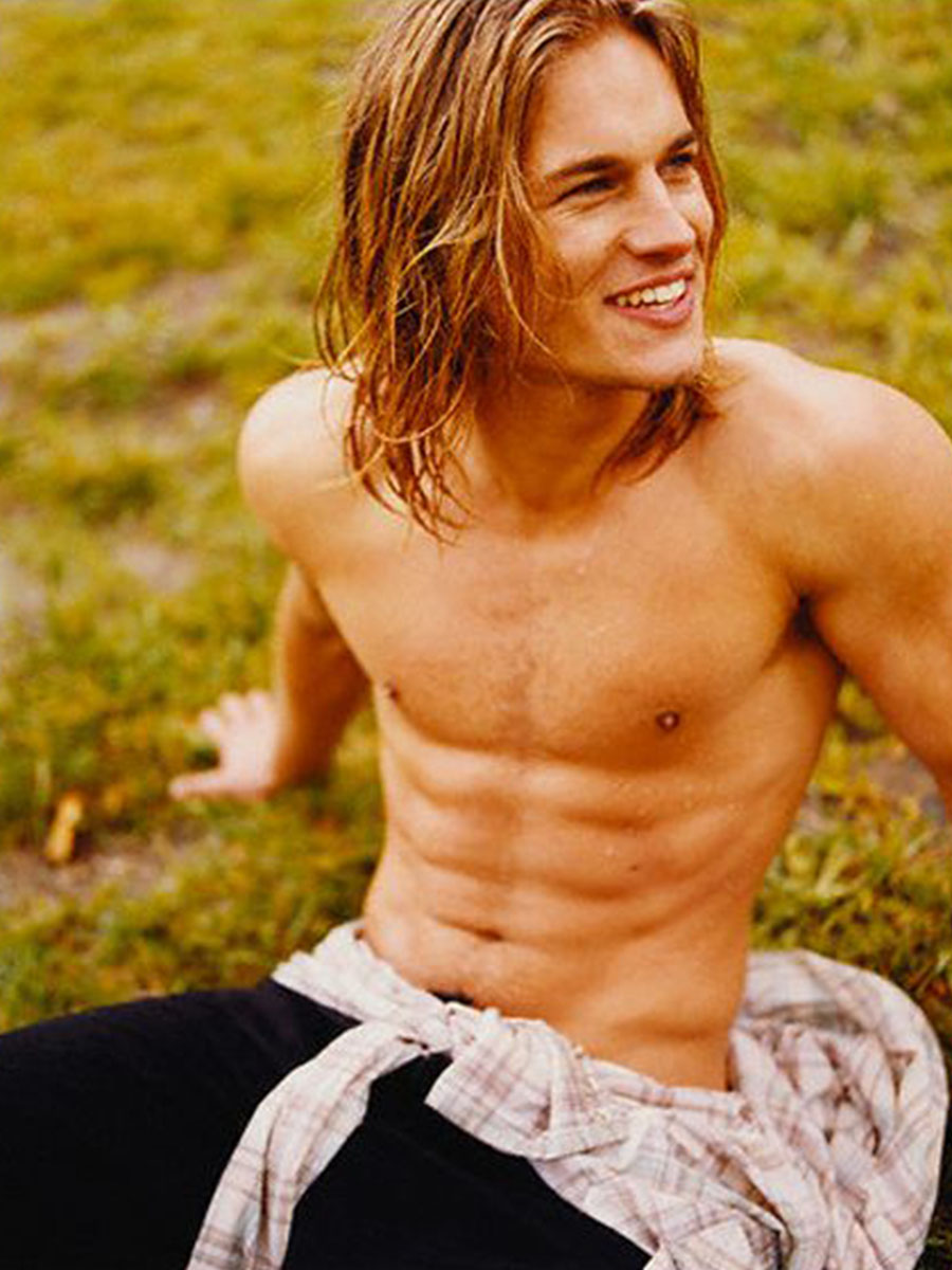 Travis Fimmel_male celebrities with long hair _